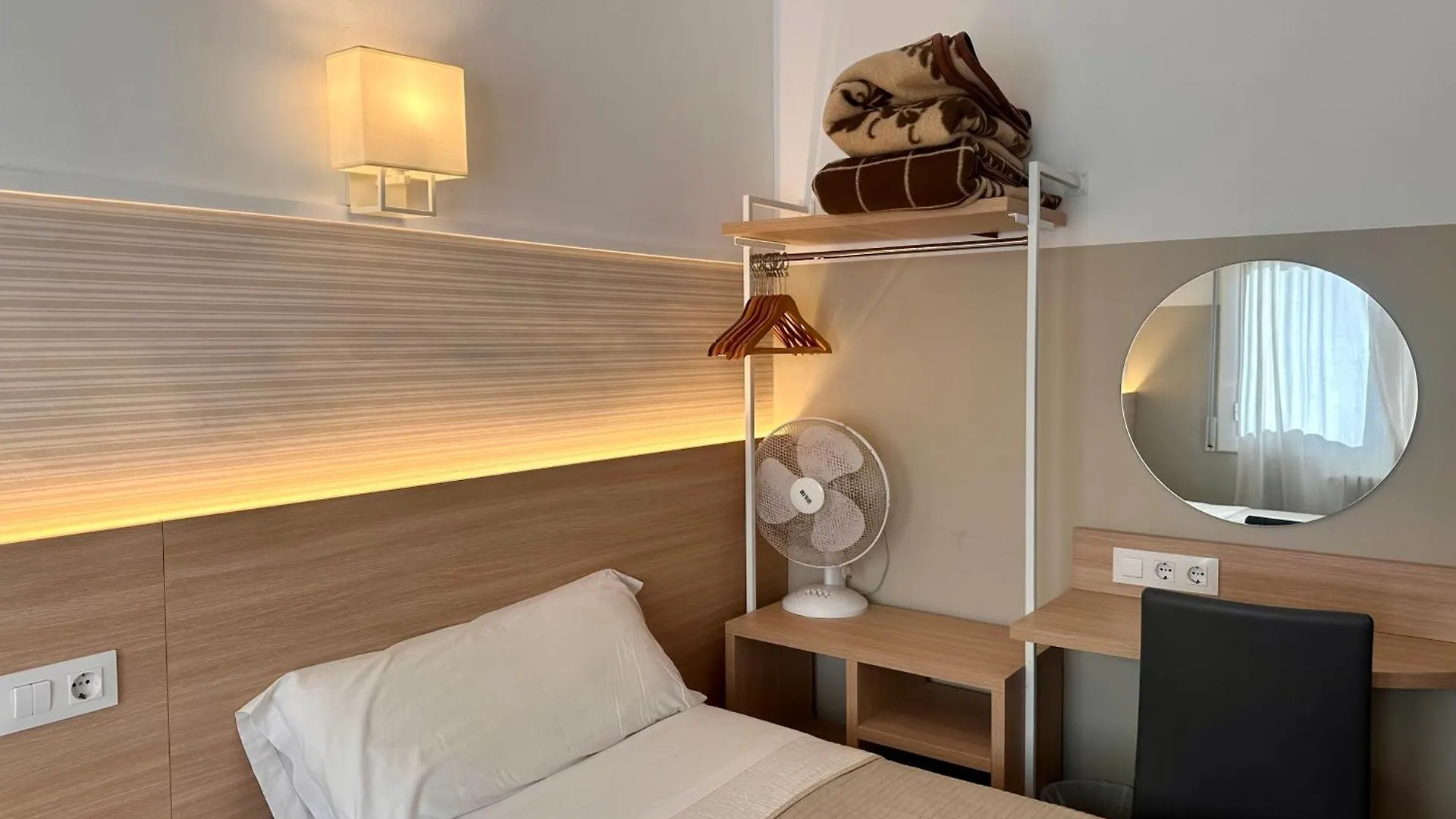 Fonda Can Setmanes Guest House Blanes